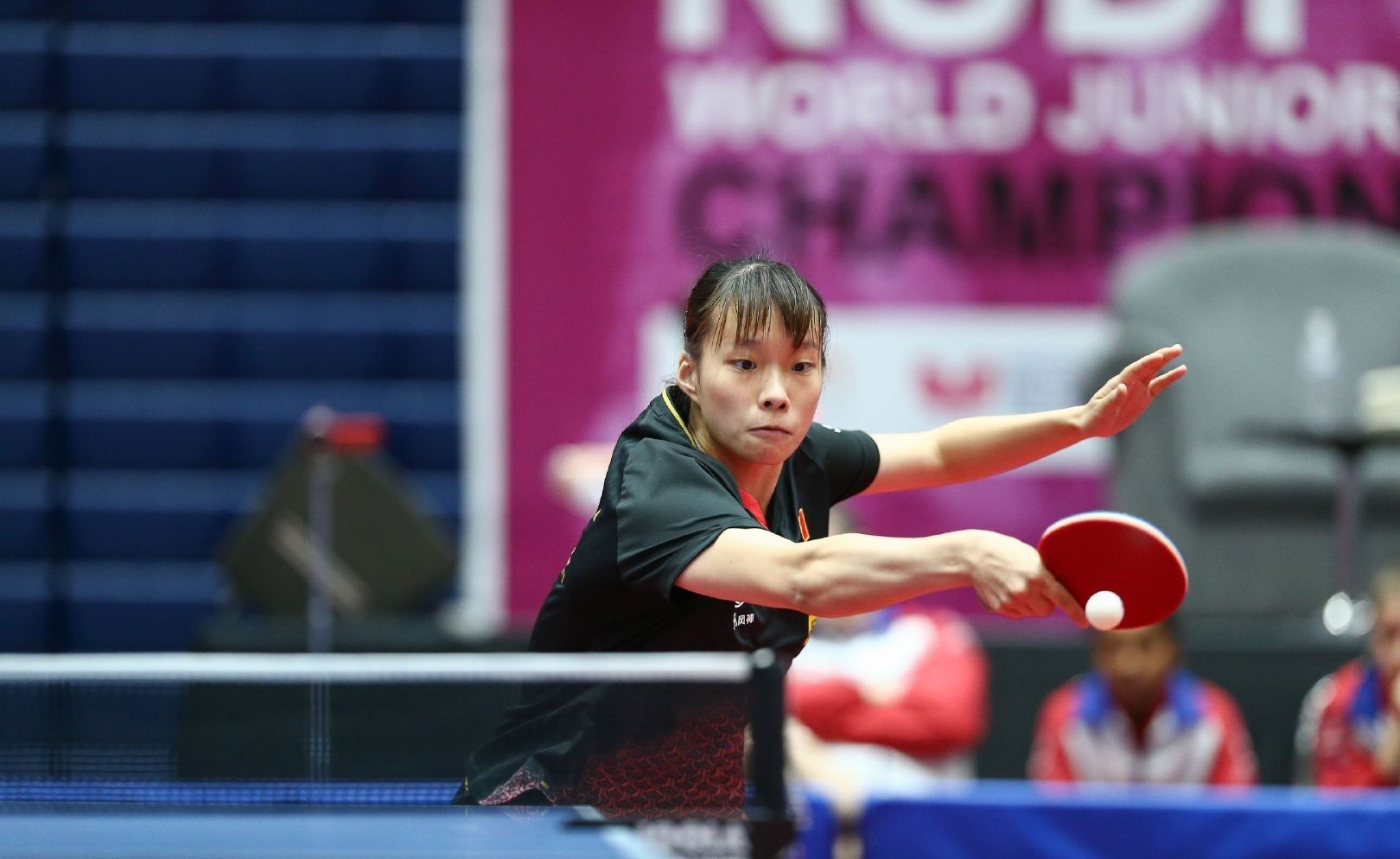 她笑容中透 她笑容中透